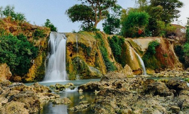 5 Air Terjun Di Jawa Timur Yang Langsung Jatuh Ke Laut